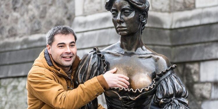 Δουβλίνο: Φρουροί αποτρέπουν τουρίστες να αγγίξουν… το στήθος ενός διάσημου αγάλματος