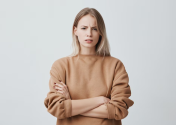 Αν μια γυναίκα εμφανίζει αυτές τις 8 συμπεριφορές, πιθανότατα προσπαθεί να σας βγάλει από τη ζωή της