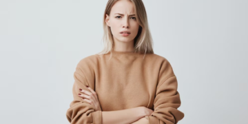 Αν μια γυναίκα εμφανίζει αυτές τις 8 συμπεριφορές, πιθανότατα προσπαθεί να σας βγάλει από τη ζωή της