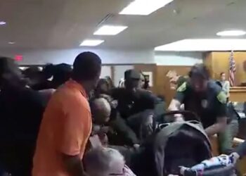 Άγριος καβγάς μέσα σε δικαστήριο