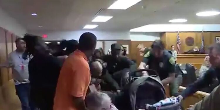 Άγριος καβγάς μέσα σε δικαστήριο