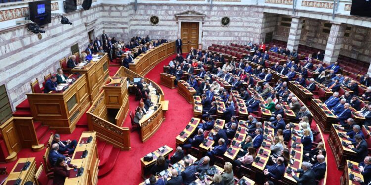 Metron Analysis: Έξι στους δέκα λένε ότι «δεν τους εκφράζει» κάποιο κόμμα – Κάμψη για την Πλεύση Ελευθερίας