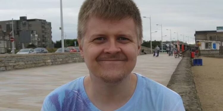 Μαχαίρωσε τον σύζυγό της στον λαιμό και μετά έστειλε μήνυμα στη μητέρα της