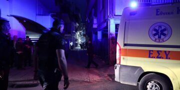 «Την μαχαίρωσα μέχρι θανάτου έπειτα από τσακωμό» είπε στους αστυνομικούς ο 21χρονος που σκότωσε την μητέρα του – Συγκλονίζουν οι μαρτυρίες γειτόνων