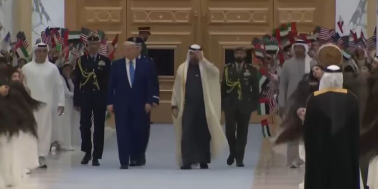 Βίντεο από την εντυπωσιακή τελετή υποδοχής στα ΗΑΕ – Γυναίκες κουνούν τα μαλλιά τους ρυθμικά