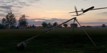 Δείτε το νέο drone-καμικάζι τεχνητής νοημοσύνης που επιλέγει μόνο του στόχους (βίντεο)