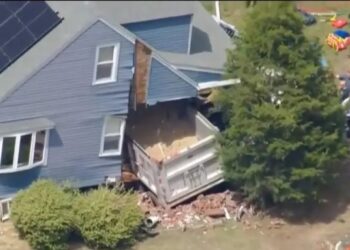 Βίντεο: Φορτηγό 33 τόνων «καρφώθηκε» σε σπίτι