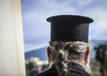 Ιερέας σε παράκρουση πανηγύρισε γκολ της ομάδας του ανάβοντας καπνογόνο ενώ έψαλε το «Χριστός Ανέστη»