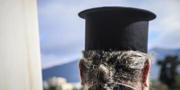 Ιερέας σε παράκρουση πανηγύρισε γκολ της ομάδας του ανάβοντας καπνογόνο ενώ έψαλε το «Χριστός Ανέστη»