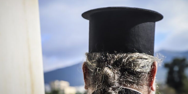 Ιερέας σε παράκρουση πανηγύρισε γκολ της ομάδας του ανάβοντας καπνογόνο ενώ έψαλε το «Χριστός Ανέστη»