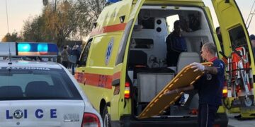 Τροχαίο στο Χαλάνδρι: Αυτοκίνητο έπεσε σε στάση λεωφορείου