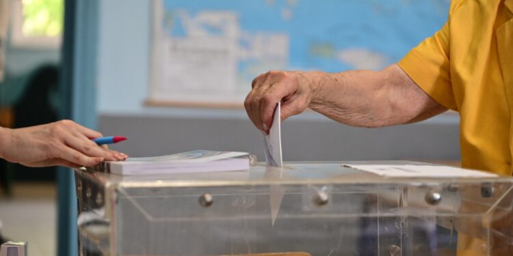 Δημοσκόπηση Interview: Στο 25% η ΝΔ, μονοψήφιο ποσοστό για την Πλεύση Ελευθερίας