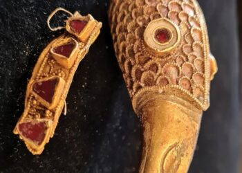 Δύο χειριστές ανιχνευτών μετάλλων ανακάλυψαν τυχαία θησαυρό με σπάνια κοσμήματα