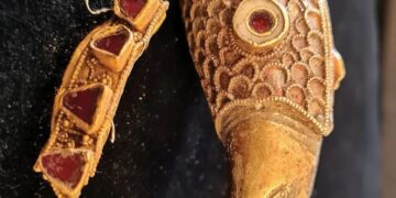 Δύο χειριστές ανιχνευτών μετάλλων ανακάλυψαν τυχαία θησαυρό με σπάνια κοσμήματα