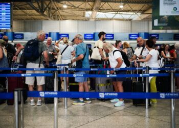 Είναι βαρύς ο τουρισμός είναι πικρά τα βράχια