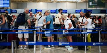 Είναι βαρύς ο τουρισμός είναι πικρά τα βράχια