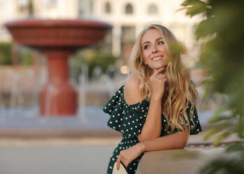 Τα πεθερικά της έβγαλαν τον σύζυγό της από τη διαθήκη