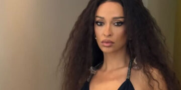 Ποζάρει με μικροσκοπικό σορτσάκι στο Μαρόκο