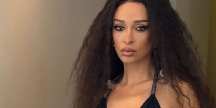 Ποζάρει με μικροσκοπικό σορτσάκι στο Μαρόκο