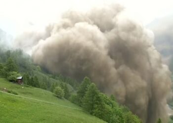 Η στιγμή που ένα χωριό θάβεται από κατολίσθηση παγετώνα