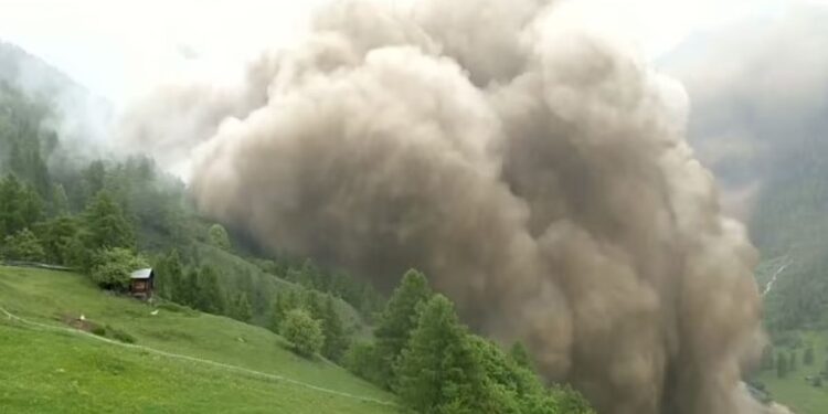 Η στιγμή που ένα χωριό θάβεται από κατολίσθηση παγετώνα