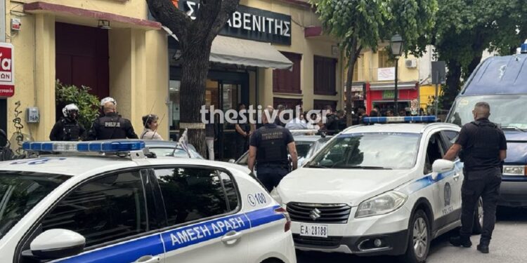 Μία σύλληψη και πάνω από 20 προσαγωγές έπειτα από διαμαρτυρία έξω από σούπερ μάρκετ για την ακρίβεια