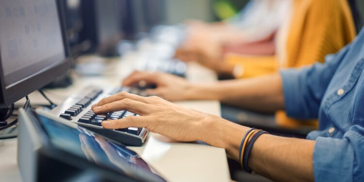 Αυξήσεις μισθών για 40.000 υπαλλήλους του Δημοσίου