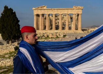 Πρώτοι παγκοσμίως οι Έλληνες (και οι Τούρκοι) στην πίστη στη δημοκρατία