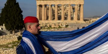 Πρώτοι παγκοσμίως οι Έλληνες (και οι Τούρκοι) στην πίστη στη δημοκρατία