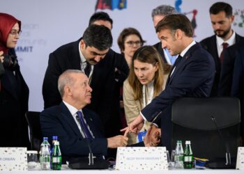 Όταν ο Ερντογάν άρπαξε το δάκτυλο του Μακρόν