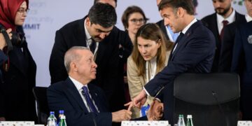 Όταν ο Ερντογάν άρπαξε το δάκτυλο του Μακρόν