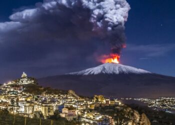 «Ξύπνησε» ξανά το ηφαίστειο της Αίτνα εκτοξεύοντας μεγάλες ποσότητες λάβας και τέφρας