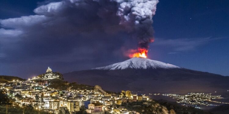 «Ξύπνησε» ξανά το ηφαίστειο της Αίτνα εκτοξεύοντας μεγάλες ποσότητες λάβας και τέφρας