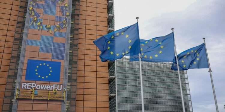 Η Κομισιόν μειώνει σημαντικά τις προβλέψεις για την ανάπτυξη στην ΕΕ