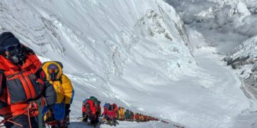Έβερεστ: «Ουρές» ορειβατών που αγγίζουν τα σύννεφα