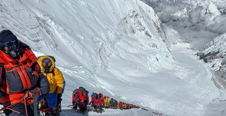 Έβερεστ: «Ουρές» ορειβατών που αγγίζουν τα σύννεφα
