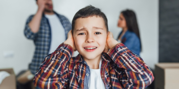 Οι 7 τοξικές φράσεις που συνήθως ακούγατε από τους γονείς σας αν μεγαλώσατε τη δεκαετία του ’80 και του ’90