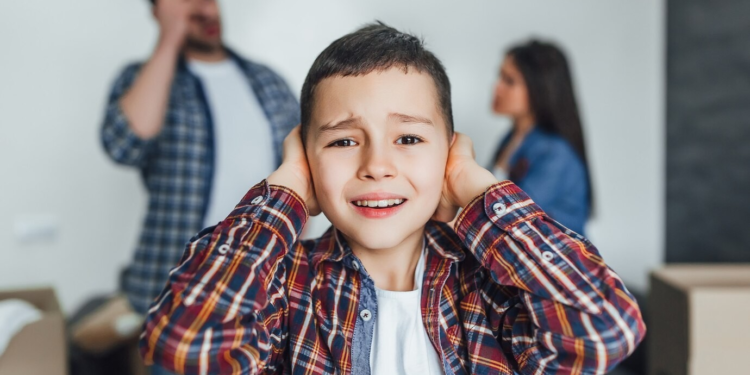 Οι 7 τοξικές φράσεις που συνήθως ακούγατε από τους γονείς σας αν μεγαλώσατε τη δεκαετία του ’80 και του ’90