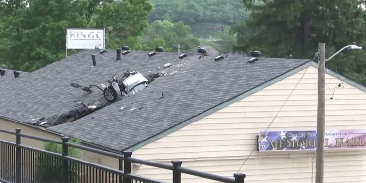 ΗΠΑ: Αυτοκίνητο προσγειώθηκε σε στέγη αίθουσας βετεράνων στο Μιζούρι