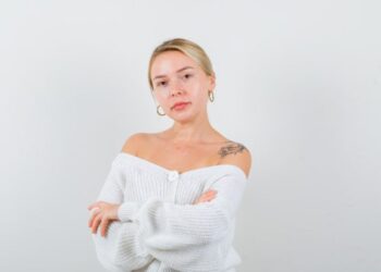 Αντιμετωπίζετε ενοχλητικά σπυράκια στο στήθος; Οι 8 πιθανές αιτίες της ακμής στην περιοχή αυτή και οι τρόποι αντιμετώπισης