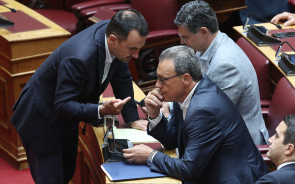 Πληροφορίες για συνάντηση Φάμελλου – Χαρίτση: Στόχος η ανάληψη κοινών πρωτοβουλιών για τα Τέμπη