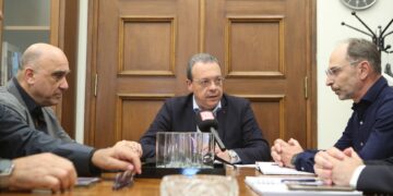 Πετάμε φθηνή πράσινη ενέργεια στα σκουπίδια, χρεοκοπούν οι μικρομεσαίοι των ΑΠΕ και ο καταναλωτής πληρώνει πανάκριβη ενέργεια