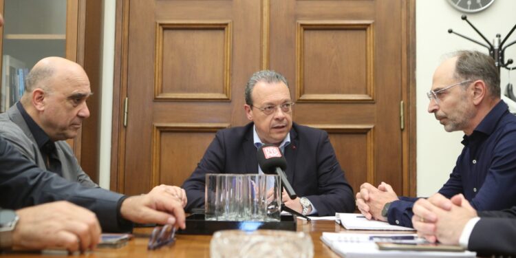 Πετάμε φθηνή πράσινη ενέργεια στα σκουπίδια, χρεοκοπούν οι μικρομεσαίοι των ΑΠΕ και ο καταναλωτής πληρώνει πανάκριβη ενέργεια