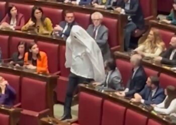 Ιταλία: Βουλευτής ντύθηκε… φάντασμα διαμαρτυρόμενος για δημοψήφισμα σχετικά με αλλοδαπούς – Η αντίδραση της Μελόνι