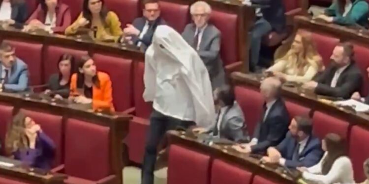 Ιταλία: Βουλευτής ντύθηκε… φάντασμα διαμαρτυρόμενος για δημοψήφισμα σχετικά με αλλοδαπούς – Η αντίδραση της Μελόνι