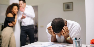 Αν λέτε αυτές τις 8 φράσεις στη δουλειά σας, κάνουν τους άλλους να μην σας παίρνουν στα σοβαρά