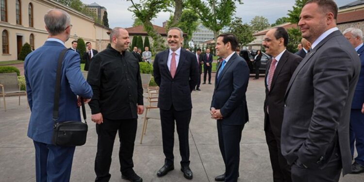 Κωνσταντινούπολη: Ολοκληρώθηκε η συνάντηση Ουκρανίας – Τουρκίας