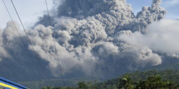 «Ξύπνησε» το ηφαίστειο Κανλάον στις Φιλιππίνες – Εκτόξευσε τέφρα σε ύψος τριών χιλιομέτρων