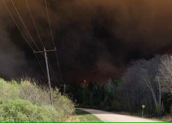Δύο νεκροί σε μεγάλη πυρκαγιά που μαίνεται στον κεντρικό Καναδά