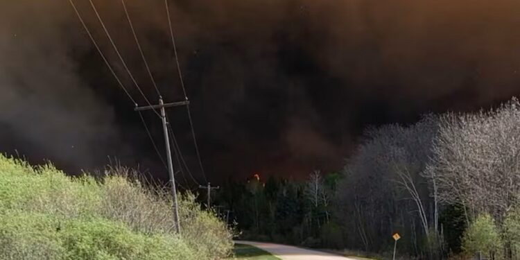 Δύο νεκροί σε μεγάλη πυρκαγιά που μαίνεται στον κεντρικό Καναδά